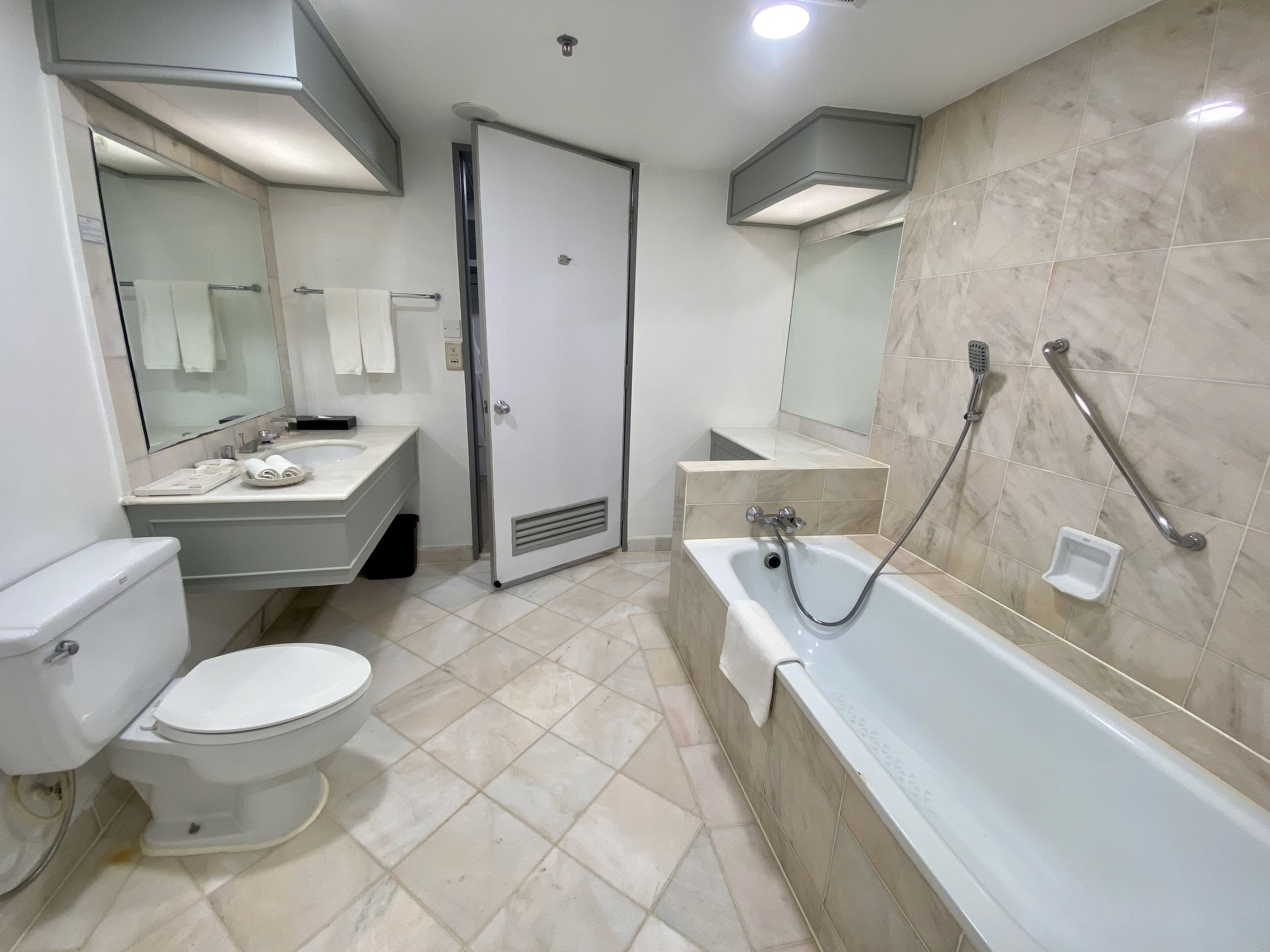 executive suite | bathroom | separate bathtub and shower, free toiletries, hair dryer, bidet