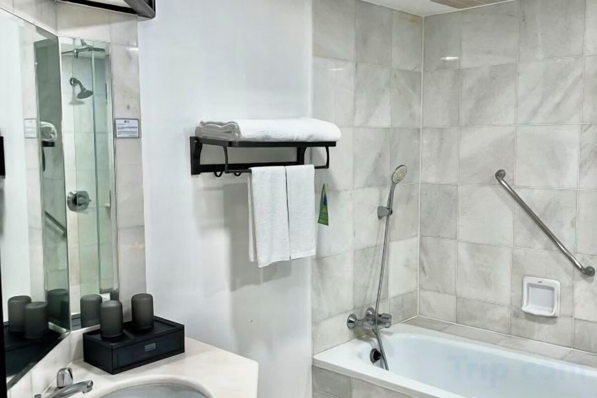 Baignoire et douche séparées, articles de toilette gratuits