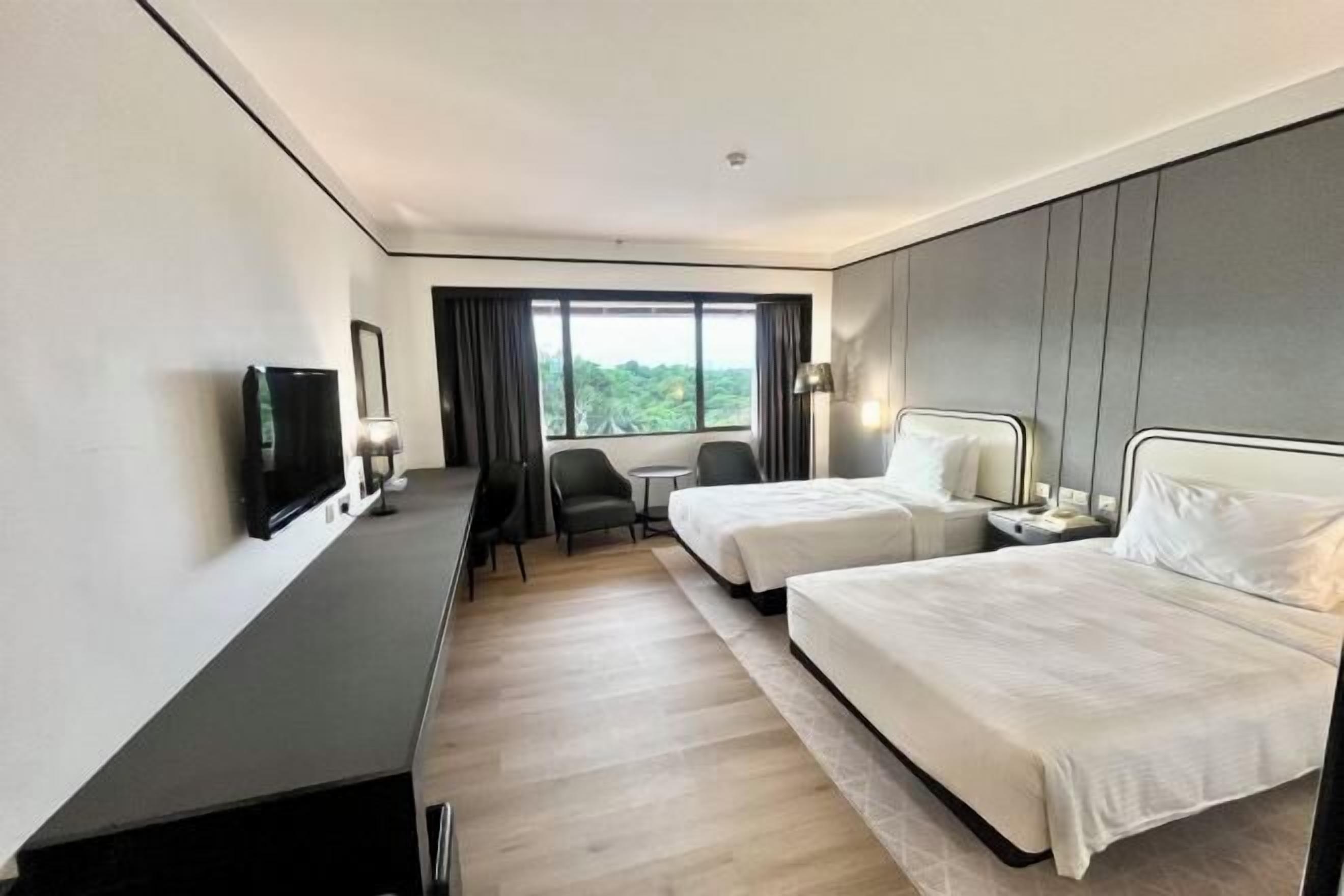 Minibar, caja fuerte, escritorio y cortinas opacas