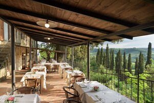 Se sirven desayunos, almuerzos y cocina regional (con vistas al jardín) 