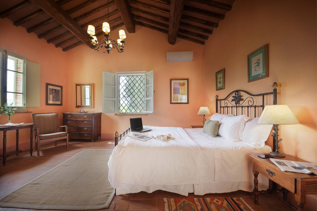 superior double room | minibar, in-room safe, desk, travel cot