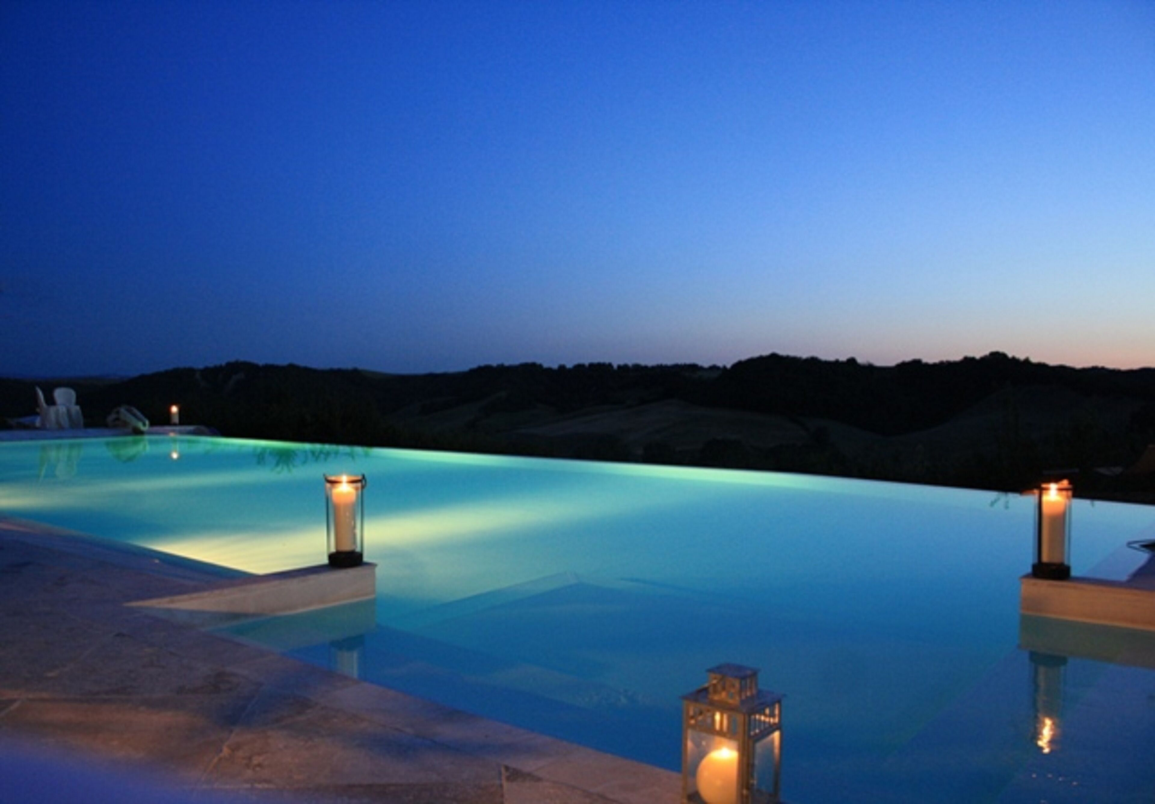 Ulkouima-allas, ääretön uima-allas, aurinkotuoleja