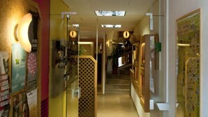 Un couloir mène à un restaurant, et une enseigne se trouve au-dessus de l’entrée.