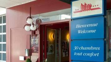 A hotel entrance with a sign indicating it is a restaurant and hotel.