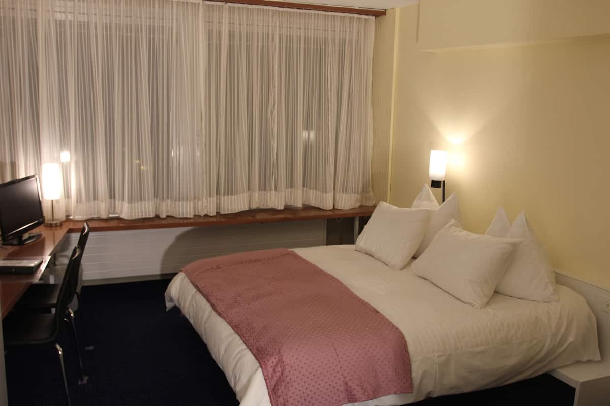 Standardzimmer | Zimmersafe, Schreibtisch, Zustellbetten, kostenloses WLAN