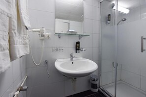 Free toiletries, towels - Hotel Dufour (Biel)