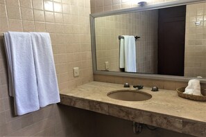 Habitación Deluxe, 2 camas de matrimonio | Baño | Ducha, toallas, jabón y champú