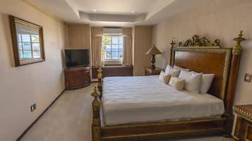 Kamar Presidensial | Seprai premium, selimut bulu angsa, brankas, dan meja kerja