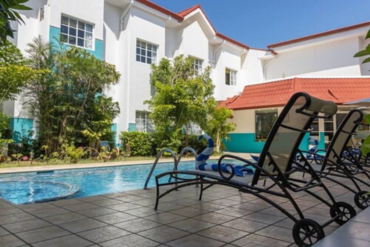 outdoor pool, open 8 am to 10 pm, pool loungers