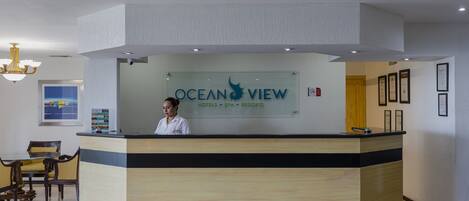 Una reception con un cartello che recita: 'Ocean View Hotels, Spa, Resorts'.