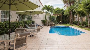 Piscina externa, funciona das 8h às 22h, espreguiçadeiras