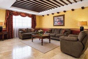 Una sala de estar con dos sofás, una mesa de centro y un cuadro en la pared.