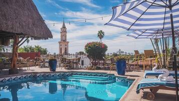 Piscina externa, funciona das 6h às 19h30, guarda-sóis, espreguiçadeiras