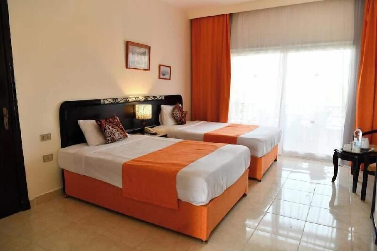 Bar mini, peti besi dalam bilik, Wi-fi, cadar katil