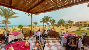 Petit déjeuner, déjeuner et dîner servis sur place, vue sur la plage