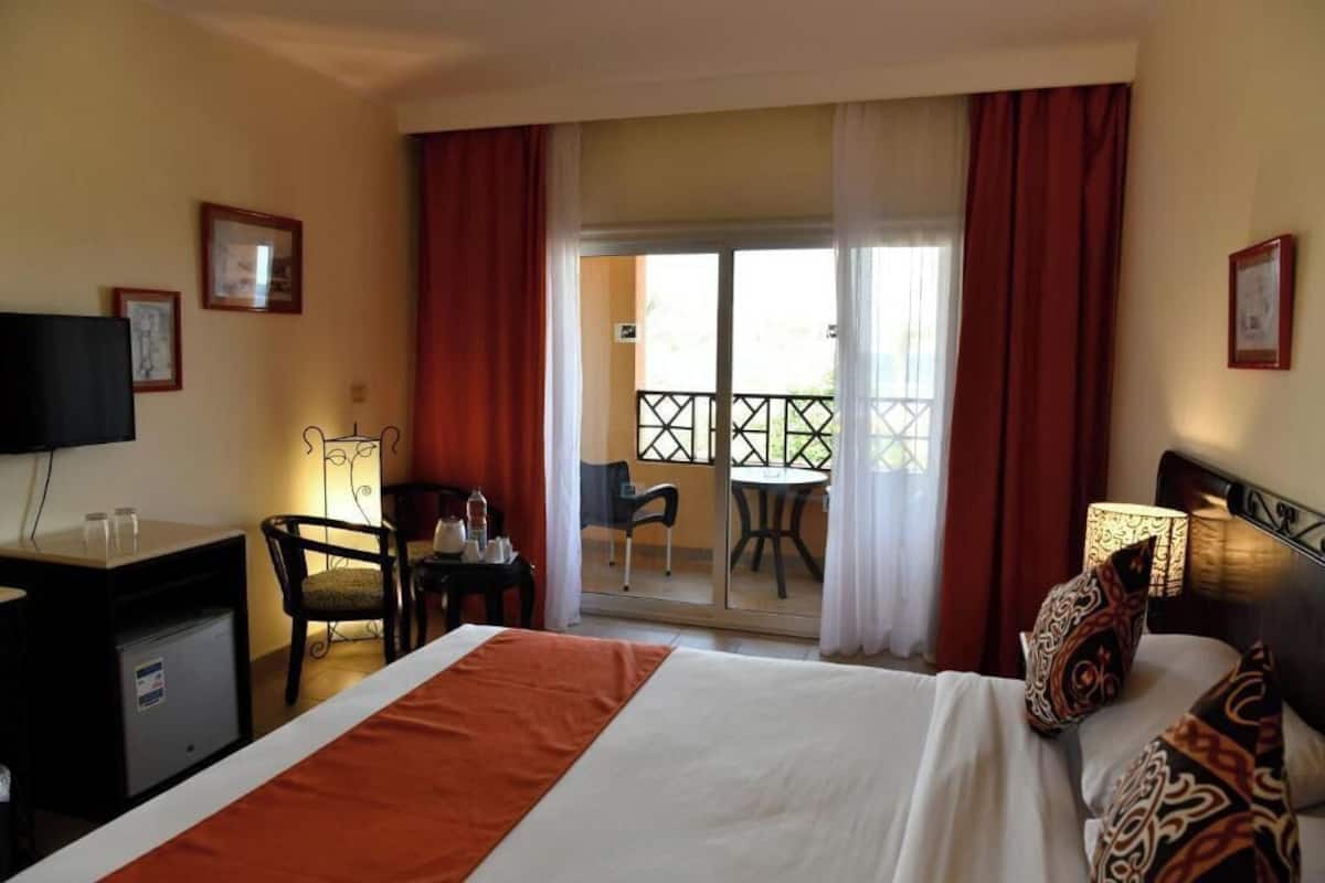 Bar mini, peti besi dalam bilik, Wi-fi, cadar katil