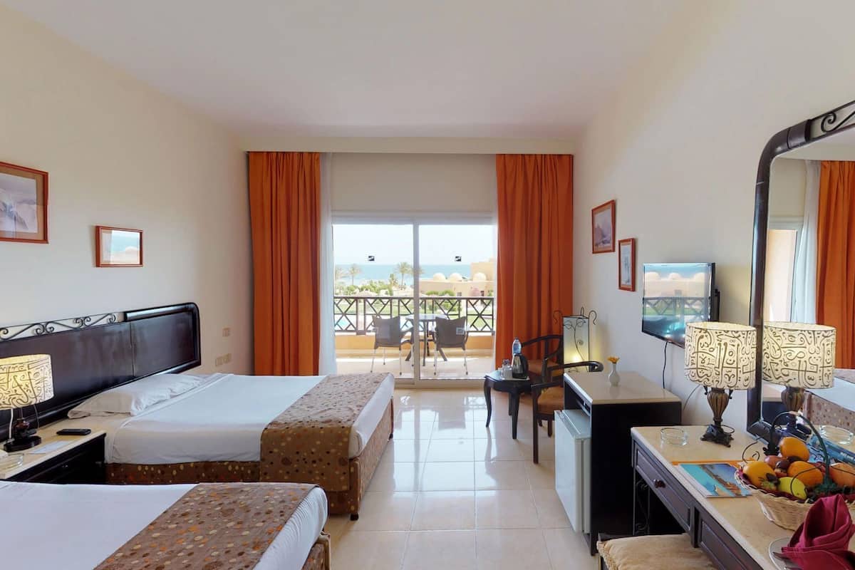 Bar mini, peti besi dalam bilik, Wi-fi, cadar katil