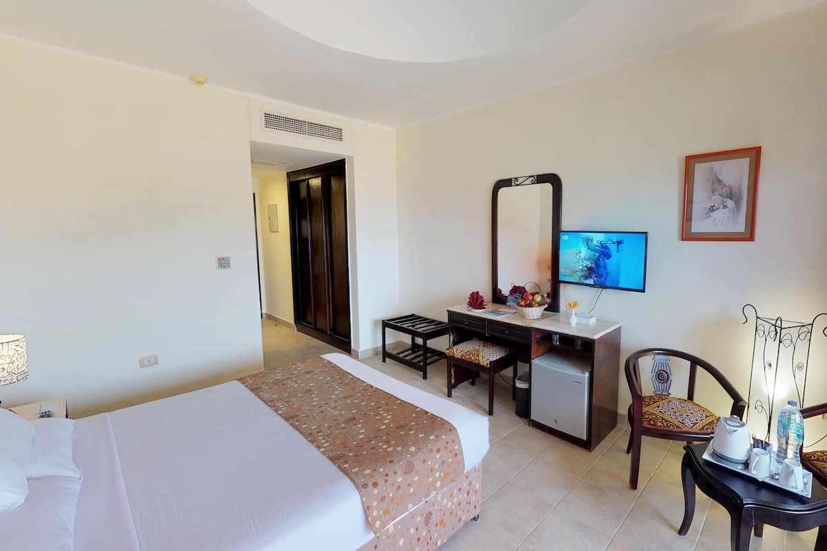 Bar mini, peti besi dalam bilik, Wi-fi, cadar katil