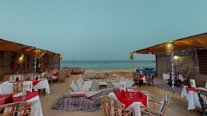 Plage privée, chaises longues, parasols, serviettes de plage