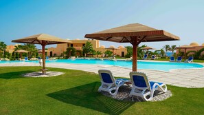 2 室外游泳池，池畔遮阳伞，日光浴躺椅