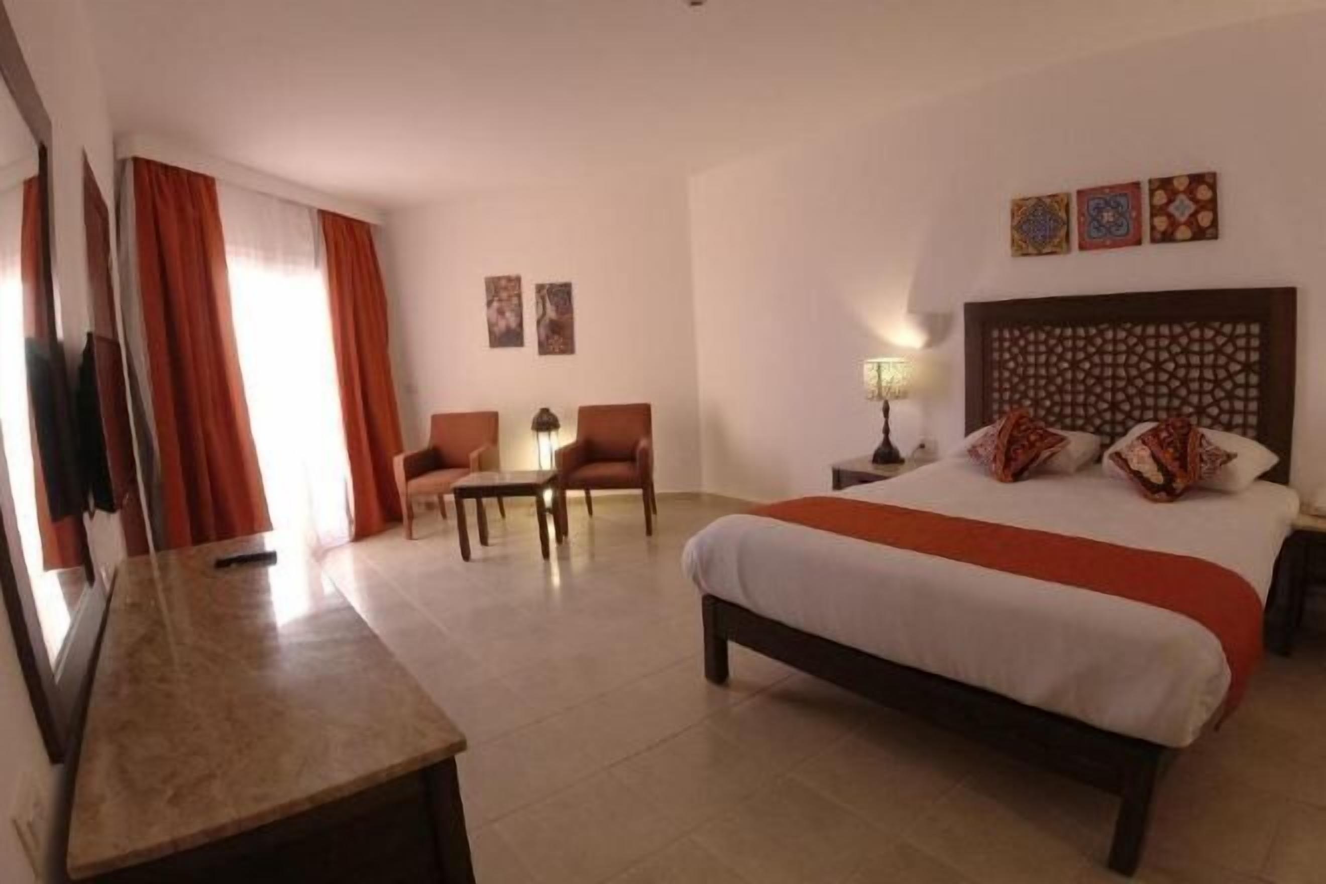 Minibar, in-room safe, WiFi, bed sheets