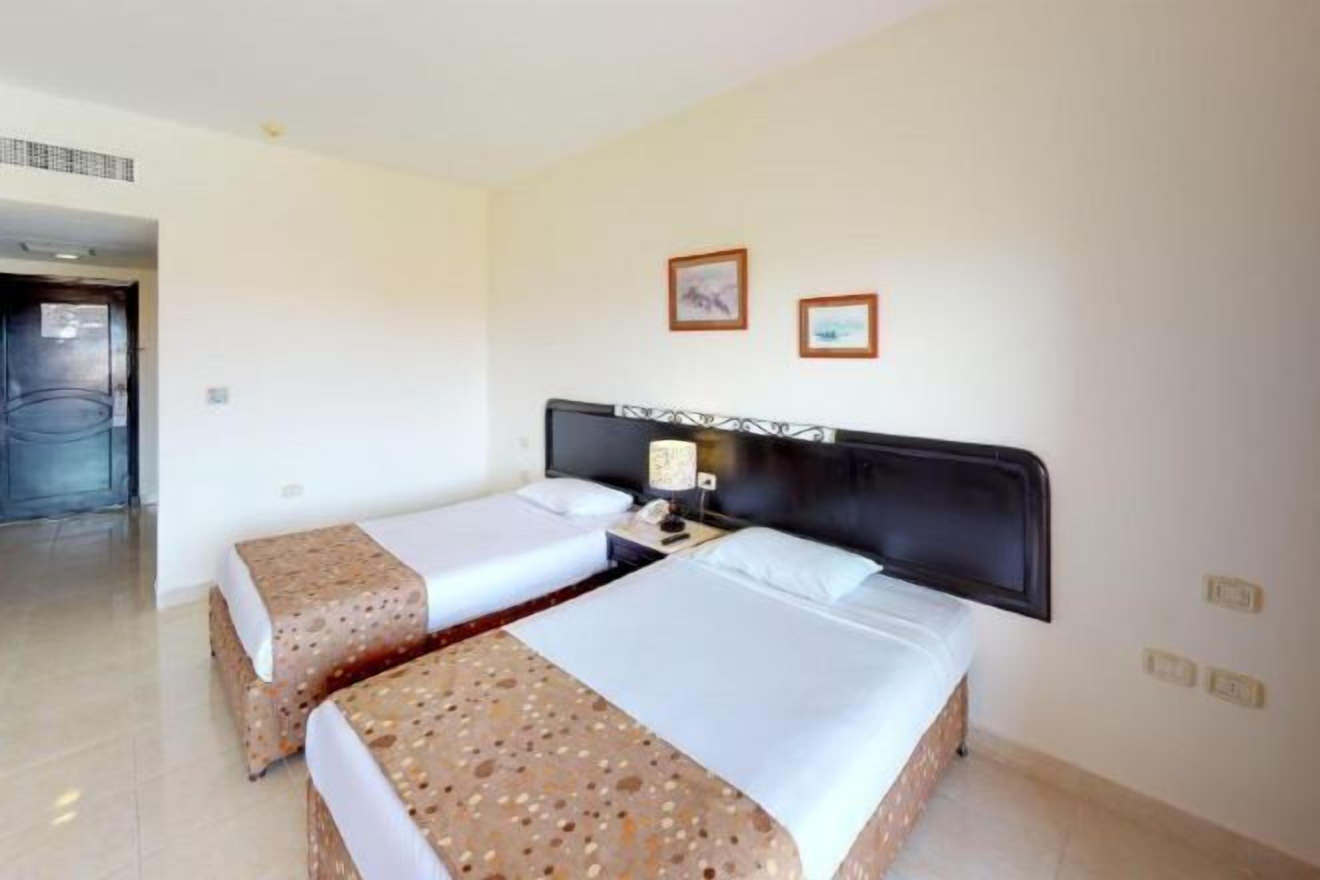 Minibar, in-room safe, WiFi, bed sheets