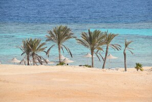 Plage privée, chaises longues, parasols, serviettes de plage