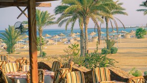 供应早餐、午餐和晚餐，海滩景观