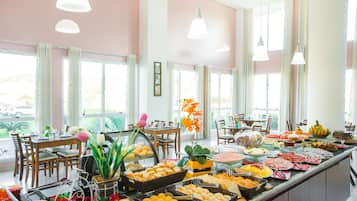 Café da manhã com buffet grátis todos os dias
