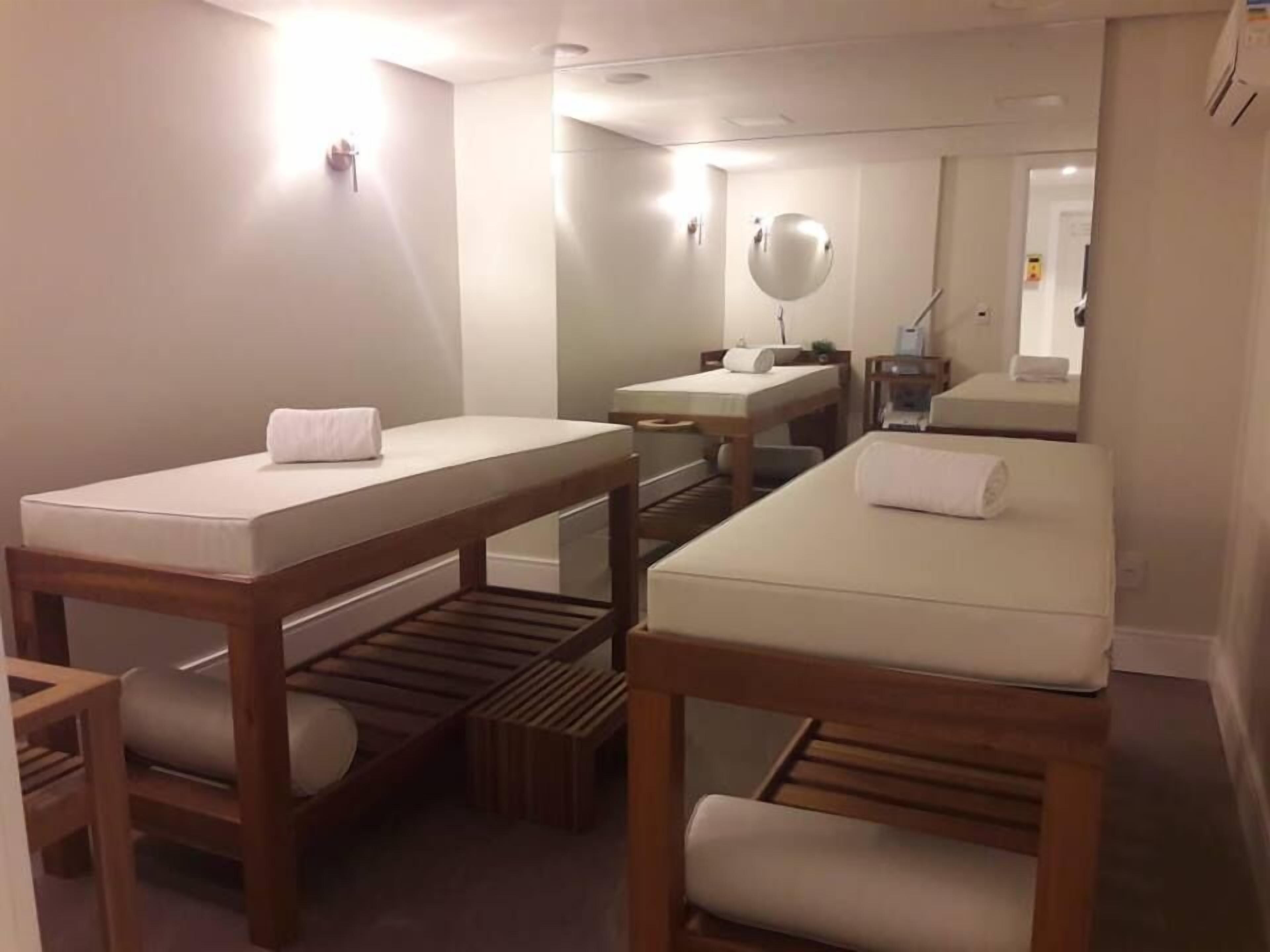 Une chambre d’hôtel avec un lit, un bureau et une chaise.