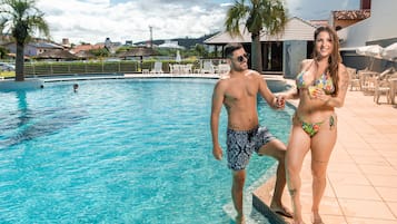 Piscina externa, guarda-sóis, espreguiçadeiras