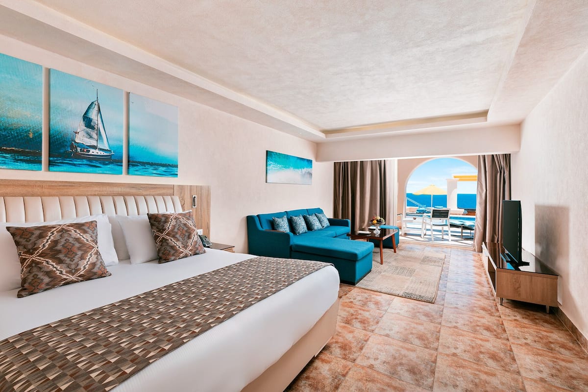 Executive Swim Up Room | Minibar, in-room safe, blackout drapes, free WiFi