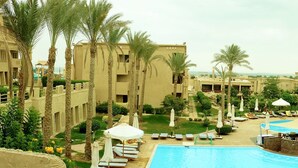 Seasonal outdoor pool, pool umbrellas, sun loungers - El Hayat Sharm Hotel (Sharm El Sheikh)