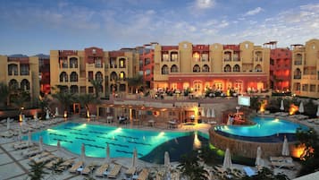 3 outdoor pools, pool loungers
