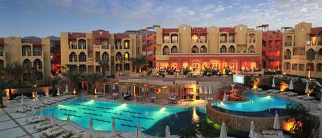 3 piscinas externas, espreguiçadeiras