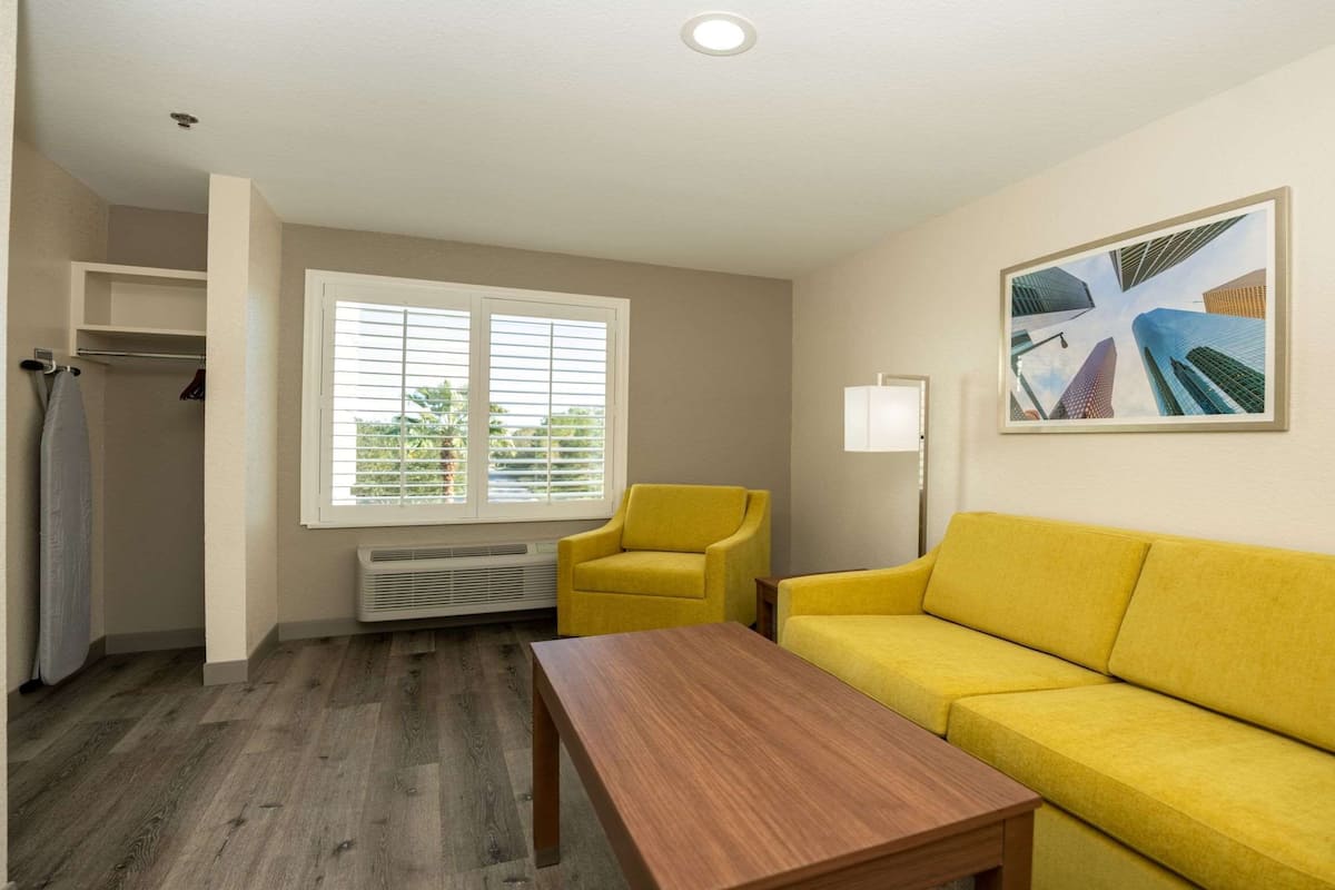 Suite, 1 cama de matrimonio grande, no fumadores, frigorífico y microondas (with Sofabed) | Escritorio, espacio para trabajar con un portátil, cortinas opacas