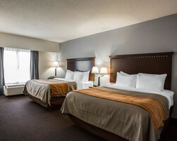 Escritorio, tabla de planchar con plancha, wifi gratis y ropa de cama