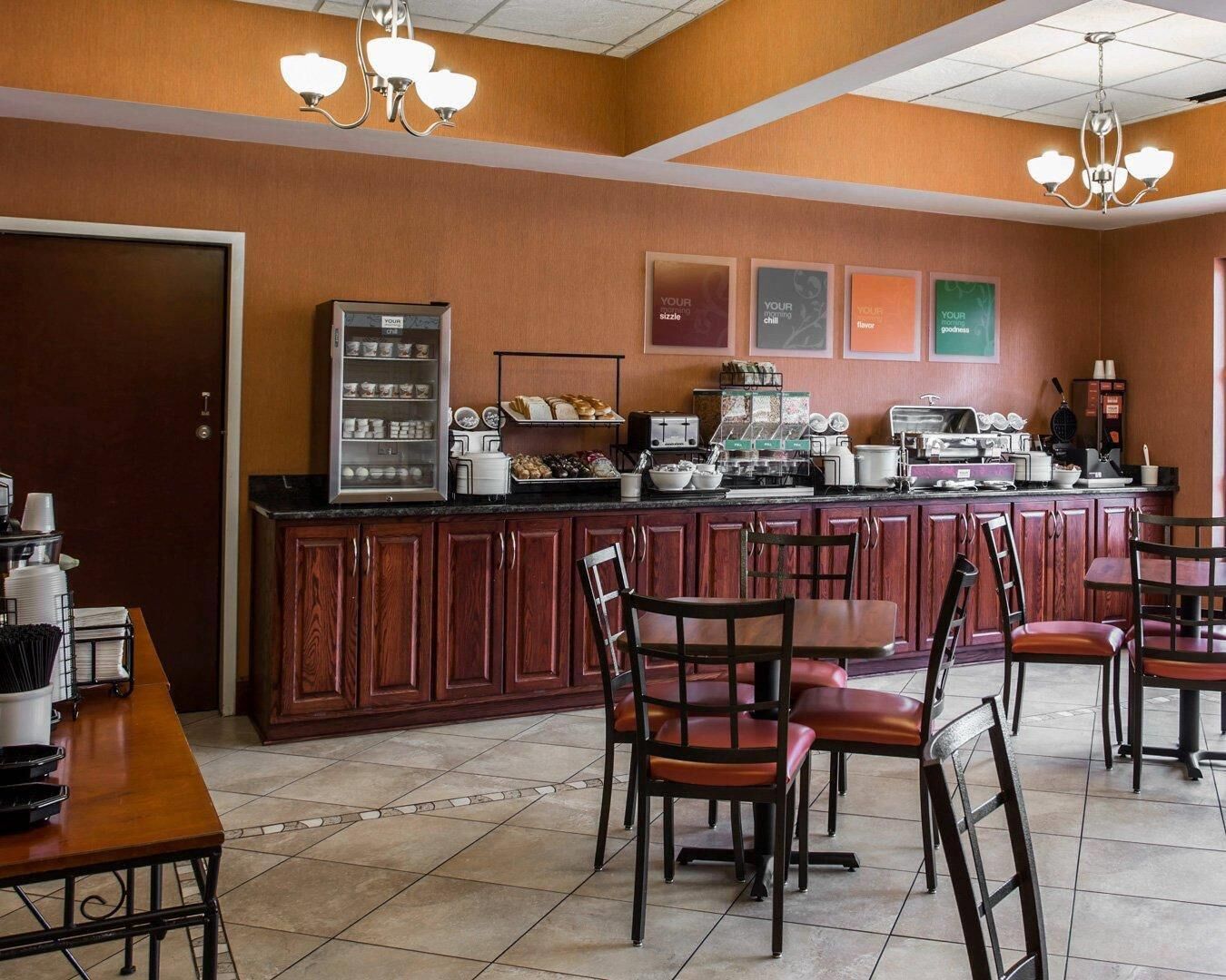 Un restaurant avec un comptoir, des chaises et une machine à café.