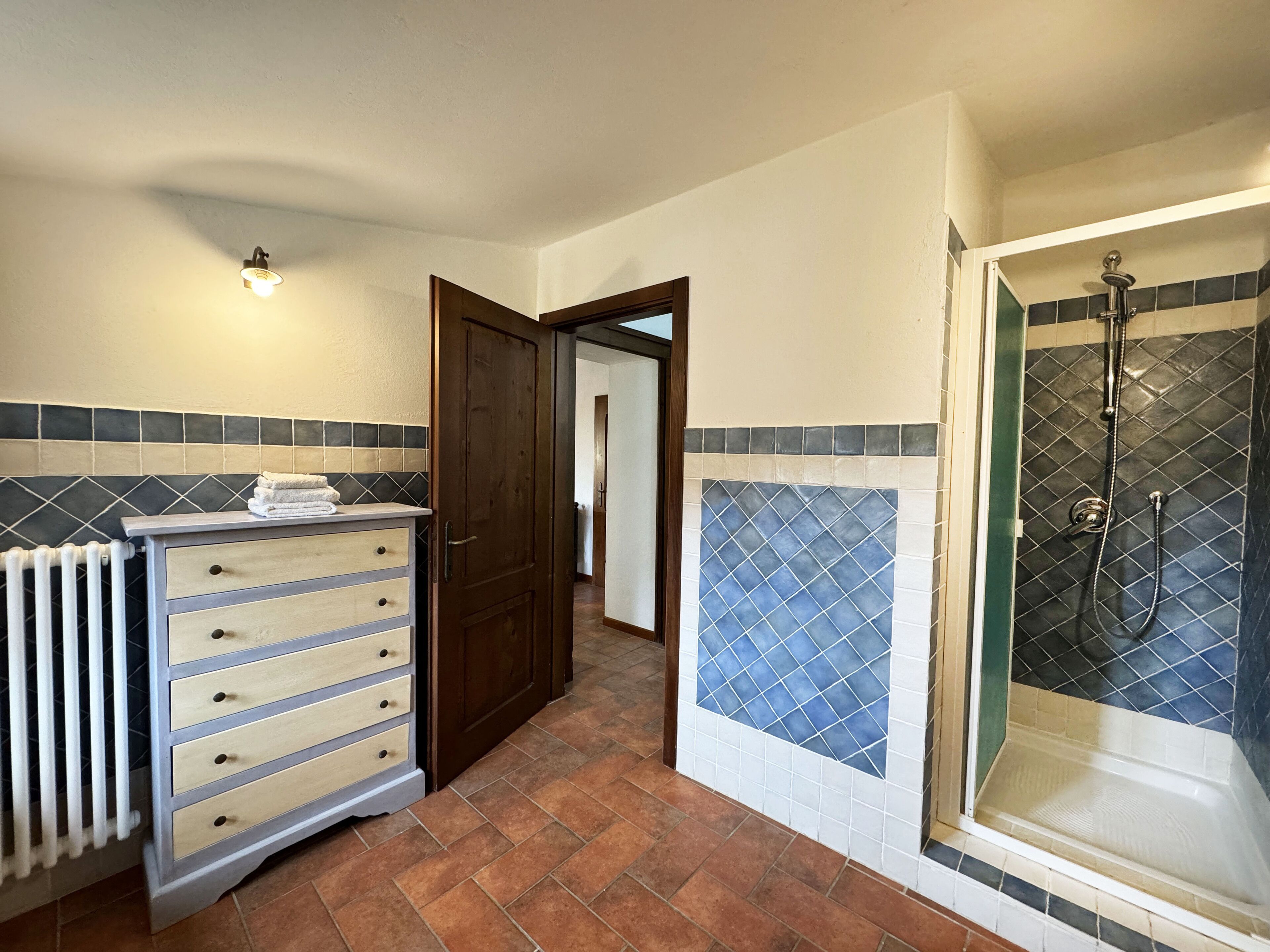 Studio Eksekutif, 1 Tempat Tidur Queen | Setrika/meja setrika, Wi-Fi gratis, dan seprai linen