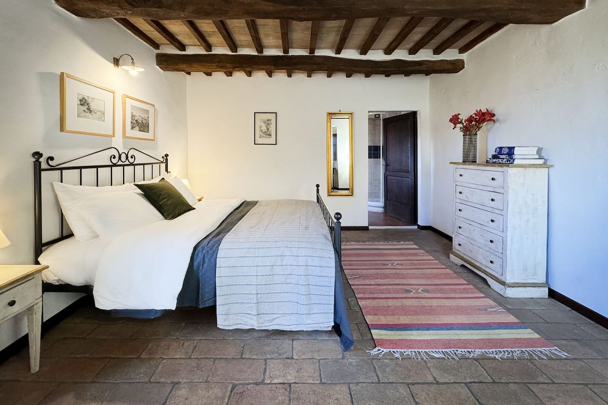 Deluxe Suite, 1 Queen Bed with Sofa bed