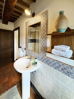 Een douche, een haardroger, een bidet, handdoeken