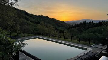 Alberca al aire libre por temporada y camastros