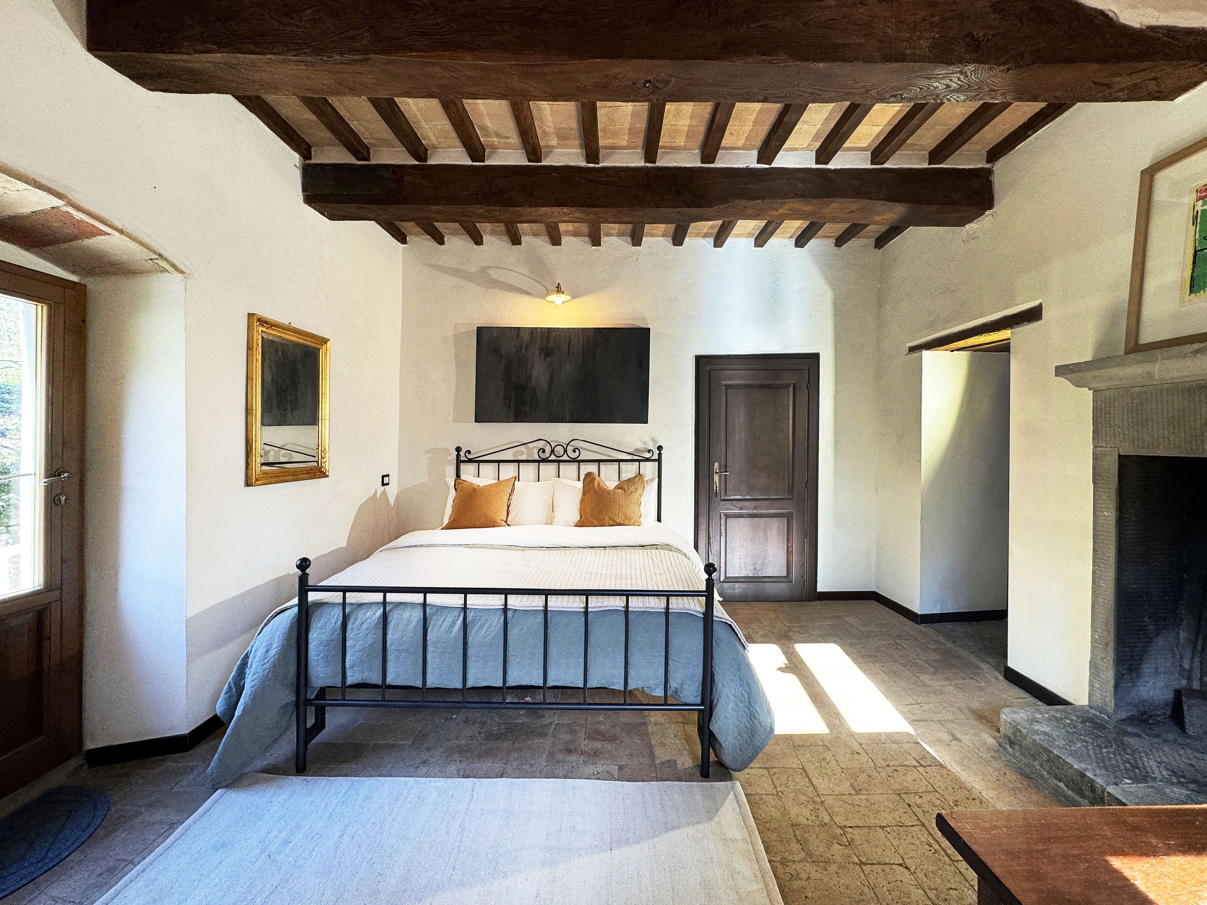 Suite Deluks, 1 Tempat Tidur Queen | Setrika/meja setrika, Wi-Fi gratis, dan seprai linen