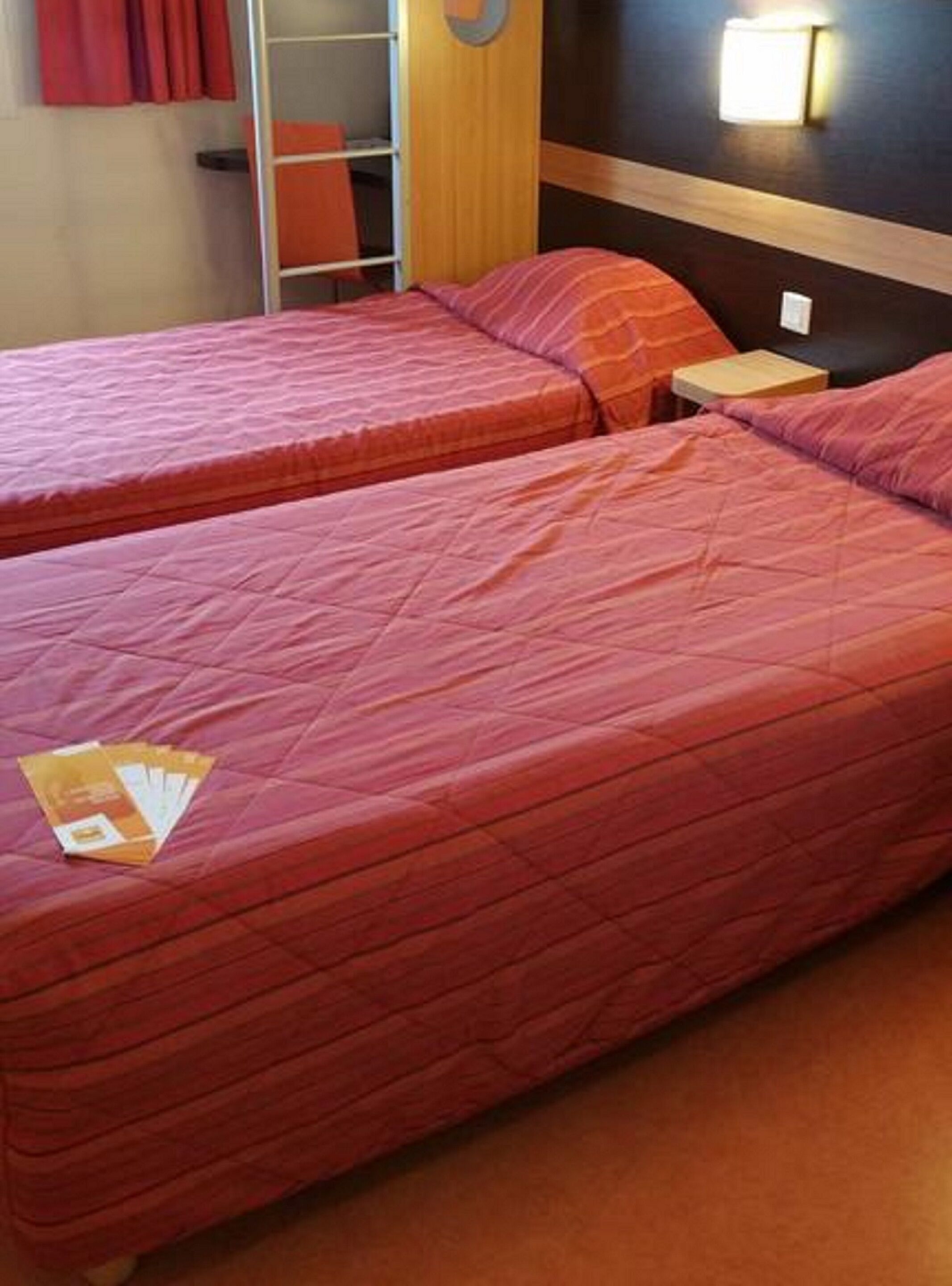 standard room, 3 single beds | desk, free cots/infant beds, free wifi, bed sheets