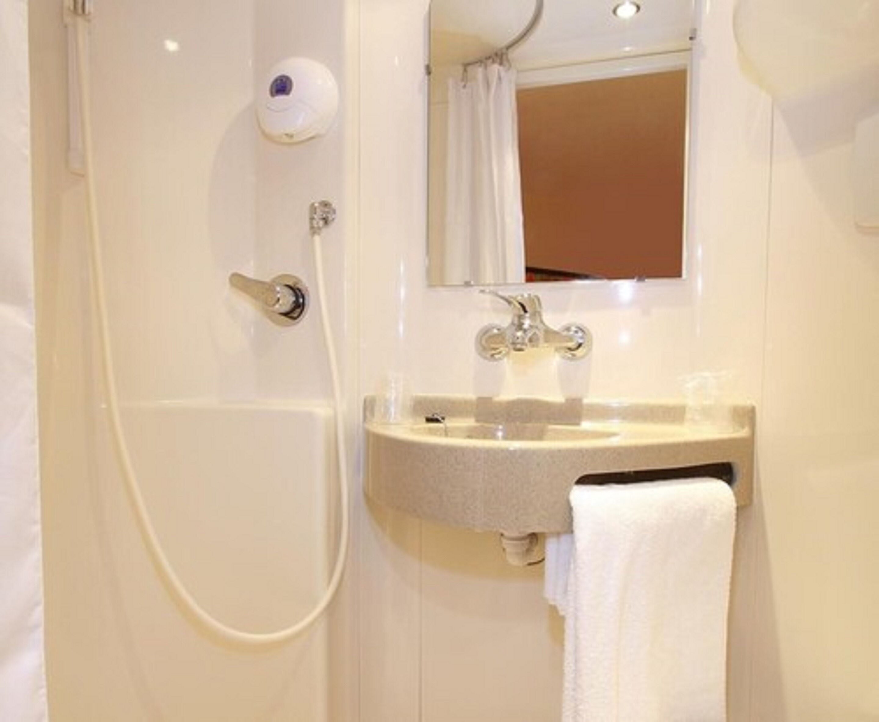 combined shower/bathtub, eco-friendly toiletries, towels