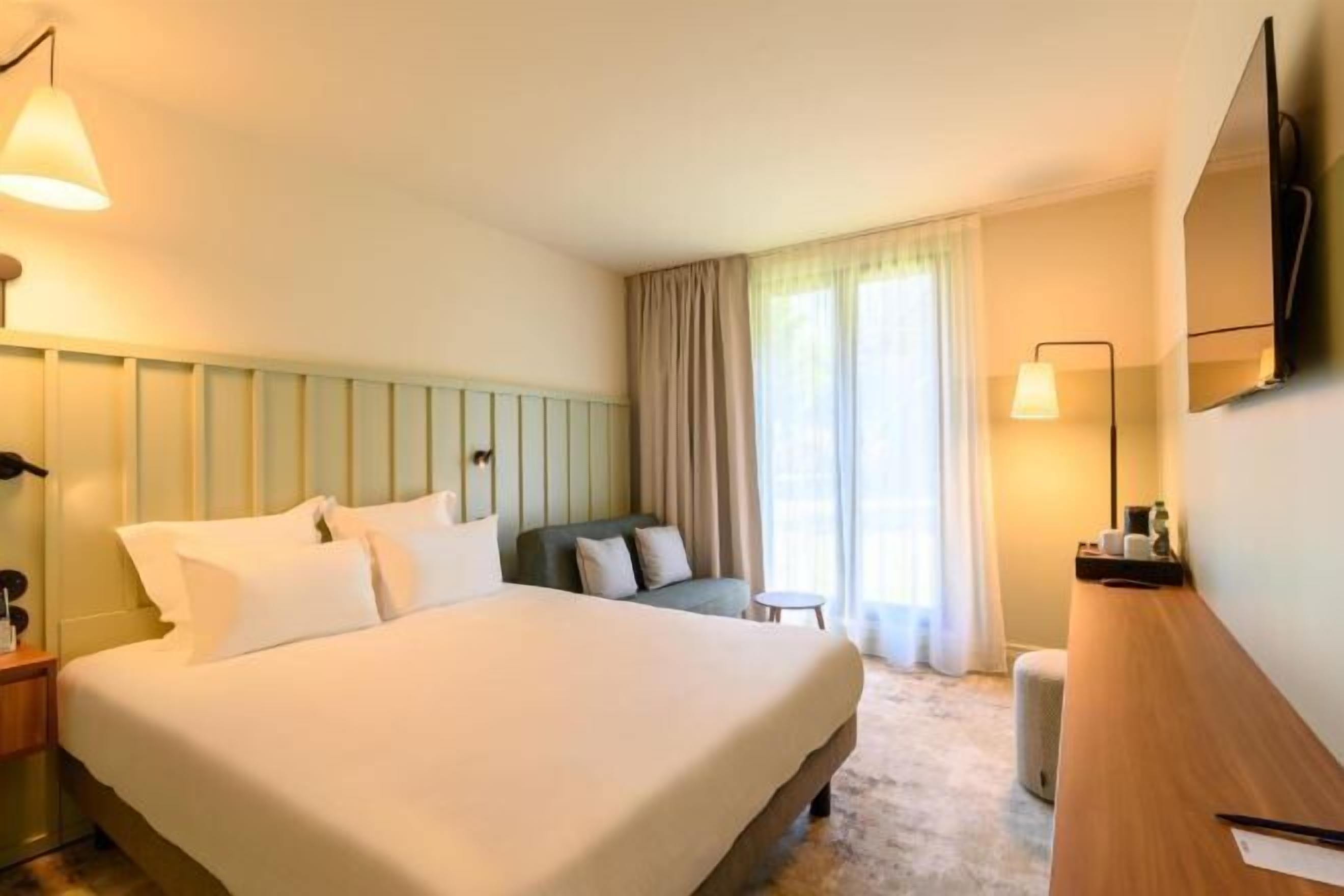 Premium bedding, desk, blackout curtains, free WiFi