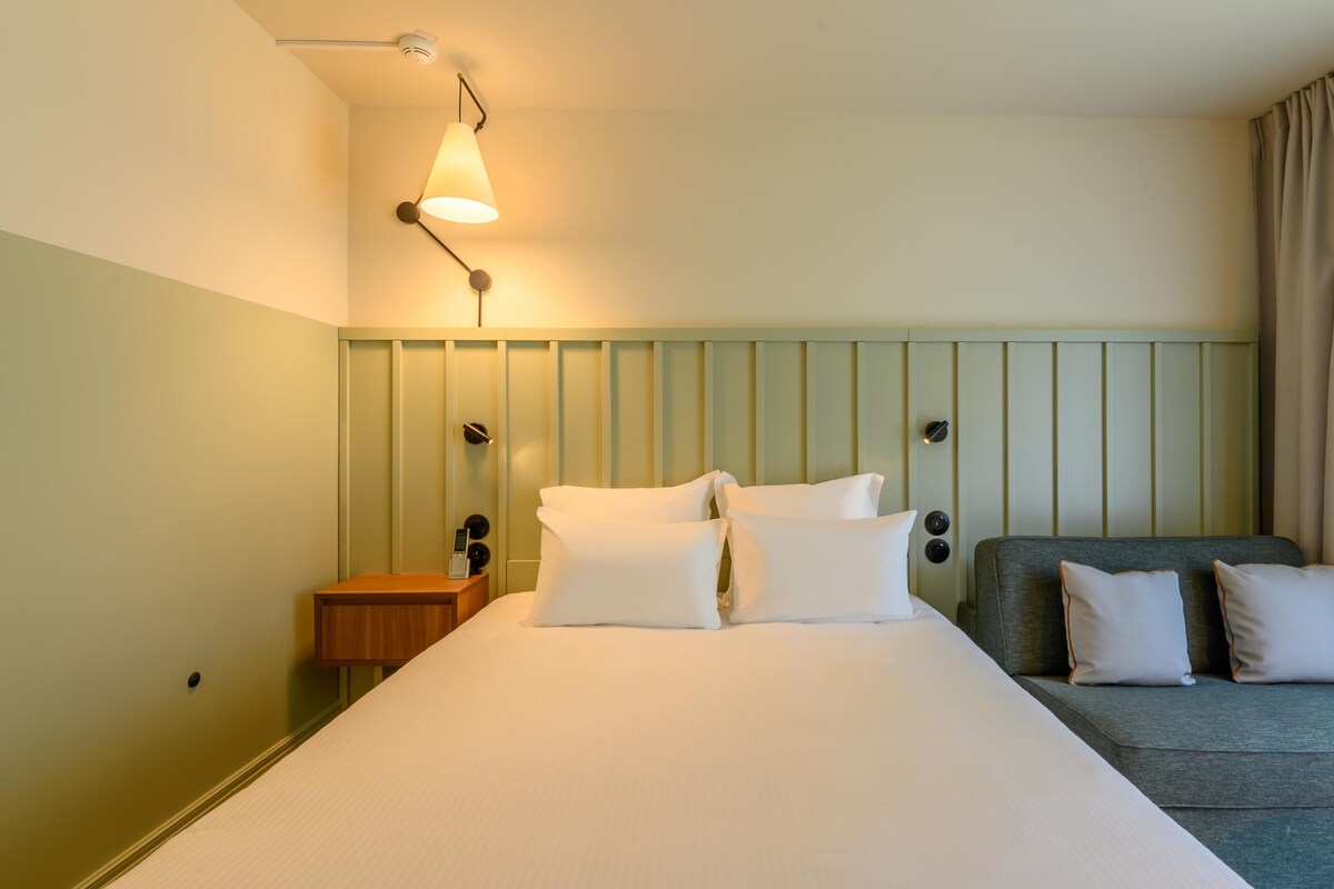 Superior Room, 1 Double Bed | Premium bedding, desk, blackout drapes, WiFi (free)