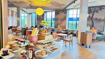 Se ofrece un desayuno bufé todos los días (17 EUR por persona)