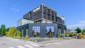 A modern building with a sign reading "Kyriad Prestige". - Kyriad Prestige Compiègne Hotel & Spa (Compiègne)