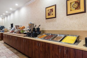 Breakfast area - Quality Suites Central (Colorado Springs)